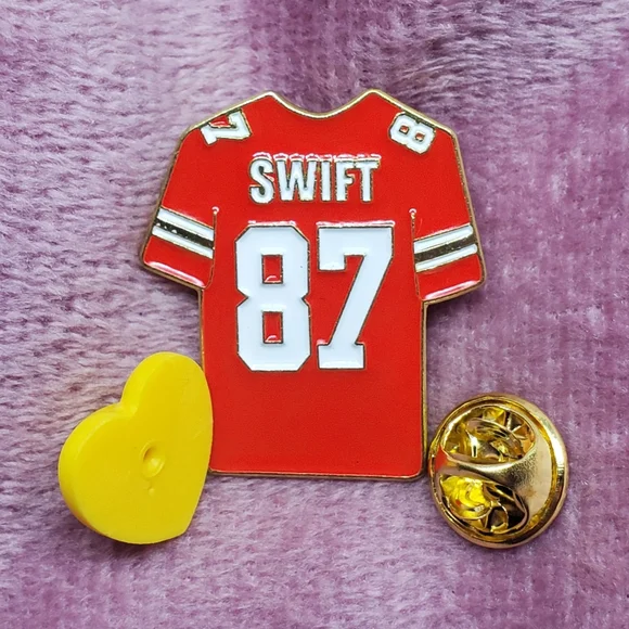 Taylor Swift, Travis Kelce (Swifty / Swifties), Kansas City Chiefs Jersey 87 Pin - Picture 2 of 5